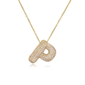 Dettaglio della collana con ciondolo lettera P dorata e zirconi cubici incastonati