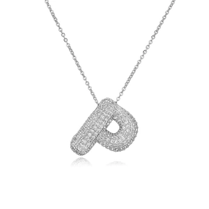 Dettaglio della collana con pendente lettera P a bolla argentata con zirconi incastonati