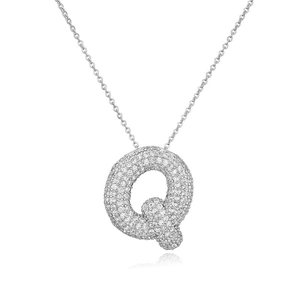Primo piano della collana hip hop con lettera Q e scintillanti pietre di zirconi