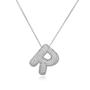 Macro di un ciondolo a lettera P in argento con micro-pavé di zirconi bianchi lucidi