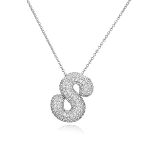Macro della collana con ciondolo a lettera S a bolla d'argento con zirconi lucidi