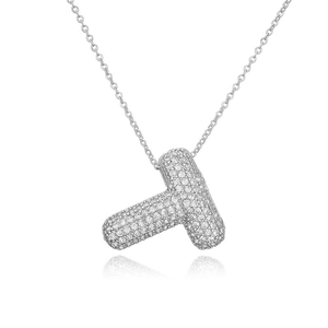 Dettaglio del ciondolo a lettera T con pavé di zirconi e catena color argento