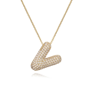 Macro del ciondolo a lettera V 3D a bolla placcato oro con zirconi micro-pave incastonati