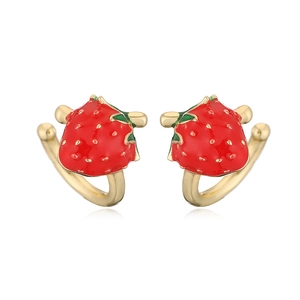 Nahaufnahme von Erdbeer-Ohrklemmen mit roter Emaillierung und goldenem U-Form-Design