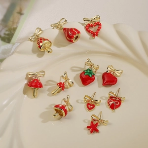 Squisiti Orecchini a Bottone in Rame con Fiocco Cuore Fungo Fragola per Donna Dolce Smalto Rosso Placcato Oro Gioielli di Moda