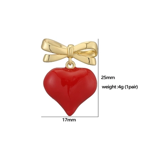 Dettaglio orecchini a cuore rosso con fiocco e misure di 25 mm di altezza e 17 mm