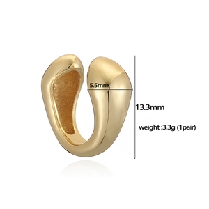 Polished 18K gold plated C-shaped ear cuff with pearls and precise dimensions