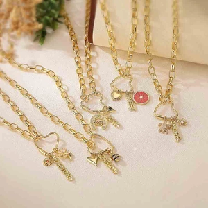 Collana a Catena Grossa in Rame Placcato Oro Con Moschettone a Cuore Multi Pendente Lucky Dream Sweet Morning Amore Gioielli