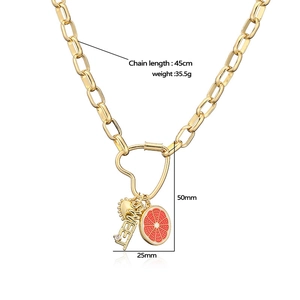 Collana a catena dorata con chiusura a cuore e ciondolo a forma di pompelmo