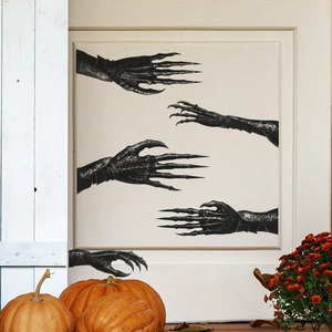Vue détaillée du sticker mural d'Halloween en forme de griffe noire sur une porte