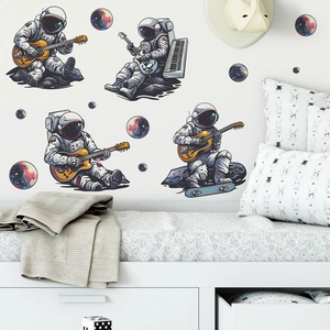 Dettaglio di adesivi murali astronauta rock band con chitarra e pianeti nella stanza bimbi