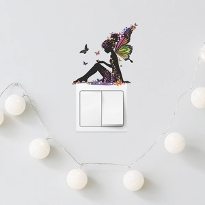 Feen-Silhouette Wandsticker mit bunten Schmetterlingsflügeln über einem Lichtschalter