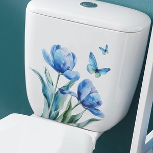 Détail d'autocollant PVC tulipe bleue et papillon sur un réservoir de toilette