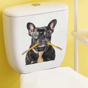 Sticker bouledogue français rigolo avec lunettes sur réservoir de toilette en céramique