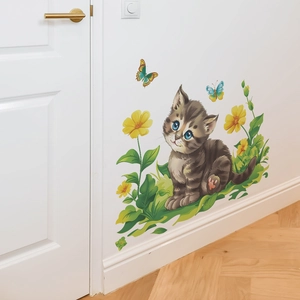 Détail du sticker mural chat tigré gris avec fleurs jaunes et papillons colorés