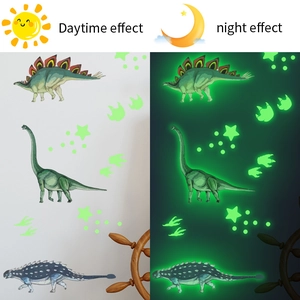 Leuchtende Dinosaurier Wandtattoo Set im Vergleich zwischen Tag- und Nachteffekt