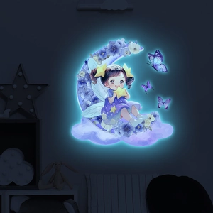 Leuchtender Wandaufkleber Cartoon Mädchen Auf Mond Mit Blumen Sternen Schmetterling PVC Selbstklebend Wandbild Für Kinderzimmer
