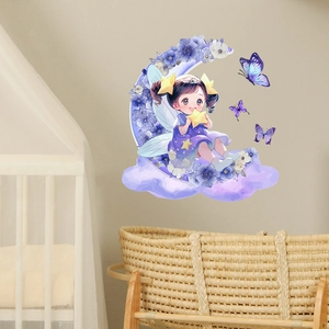 Leuchtender Wandsticker mit Fee auf lila Blumenmond für ein gemütliches Kinderzimmer