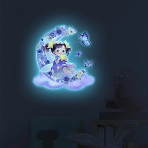 Leuchtender Wandaufkleber mit glühendem Mädchen auf Mond und blauem Fluoreszenzeffekt