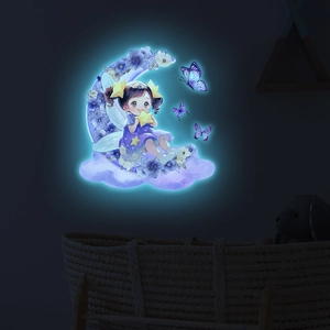 Leuchtender Wandaufkleber mit einem Mädchen auf dem Mond im dunklen Kinderzimmer