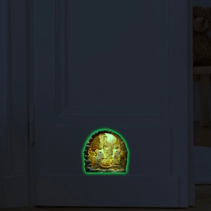 Leuchtender Mauseloch-Wandsticker mit drei Mäusen in einer lumineszierenden Nachtszene