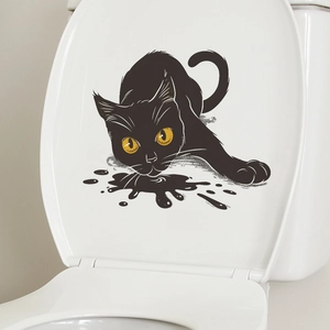 Dettaglio adesivo per WC a forma di gatto nero con occhi gialli su coperchio bianco