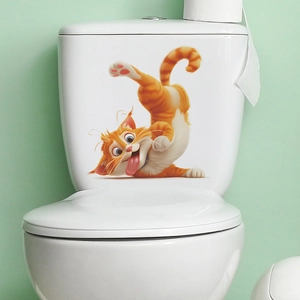 Détail d'un autocollant chat tigré 3D orange posé sur un réservoir de WC en céramique