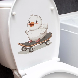 Gros plan d'un autocollant de canard en skateboard pour couvercle de toilettes