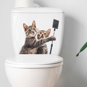 Lustiger Katzen-Selfie-Aufkleber auf weißem Spülkasten in moderner Baddekoration