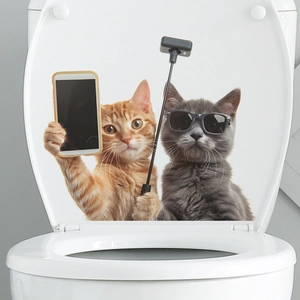 Lustiger Katzen-Selfie-Aufkleber auf weißem Toilettendeckel mit zwei verspielten Katzen