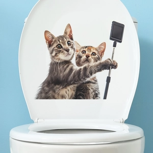 Detail eines lustigen 3D-Katzen-Selfie-Wandtattoos auf einem weißen Toilettendeckel