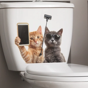 Detail von lustigen 3D Katzen-Aufklebern mit Selfie-Thema auf weißem Toilettendeckel