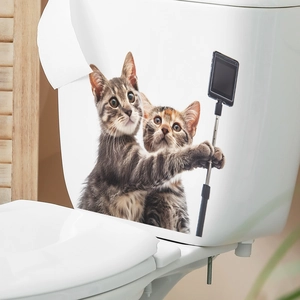 Nahaufnahme von süßen Katzen-Selfie-Wandaufklebern auf einem weißen Toilettenspülkasten
