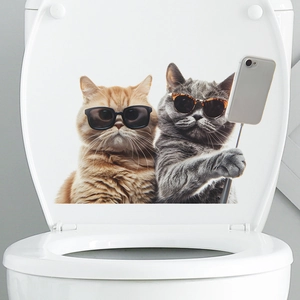 Detailansicht niedlicher Katzen mit Sonnenbrille und Selfie-Stick auf WC-Sitz Aufkleber