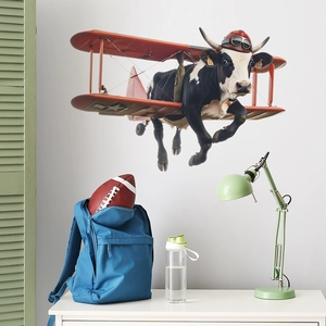 Adesivo murale con mucca pilota in un aereo rosso vintage in una stanza studio