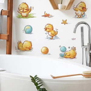 Gros plan de stickers muraux poussins jaunes sur des carreaux de salle de bain blancs