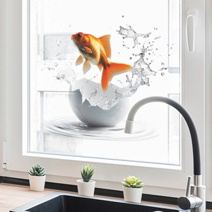 Détail macro du sticker mural poisson rouge sur fenêtre vitrée dans une cuisine moderne