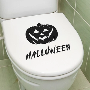 Halloween Kürbisgesicht Aufkleber und Schriftzug auf einem weißen Toilettendeckel