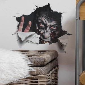 Dettaglio adesivo 3D Halloween con testa di zombie che rompe attraverso una parete bianca
