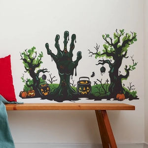 Sticker mural Halloween avec main de zombie et citrouille sur mur blanc de salon