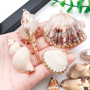 Mano con ciondoli a conchiglia naturale placcati oro per creazione gioielli fai da te