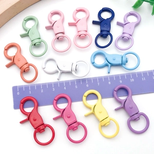 Gekleurde metalen karabijnsluitingen in verschillende macronkleuren voor DIY-sieraden