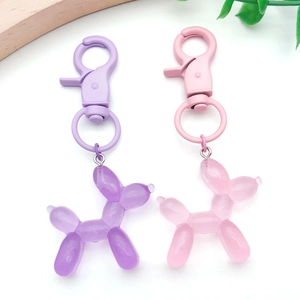 Detail van paarse en roze ballonhond bedeltjes van hars met bijpassende kreeftsluitingen
