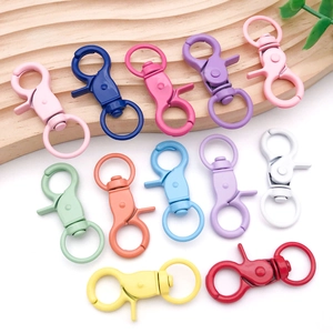 Detailopname van kleurrijke draaibare karabijnsluitingen voor DIY-sleutelhangers