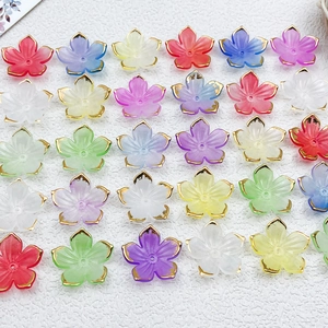 Makroaufnahme bunter matter Acryl-Kirschblüten mit Goldrand und Loch für DIY-Schmuck