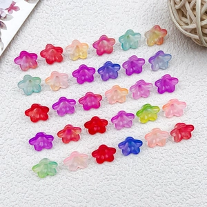 Detalle de cuentas florales de acrílico mate para joyas DIY y accesorios para el pelo