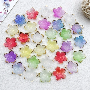 Makro-Detail von Acryl-Kirschblüten mit Goldfolienkante für DIY-Schmuckzubehör