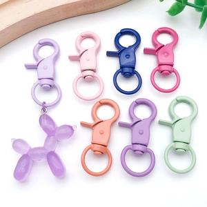 Gekleurde gelakte karabijnsluitingen 44x21mm met paarse hars ballon hond hanger set