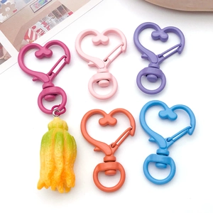 Detail van hartvormige zinklegering sleutelhangers in matte kleuren met een bergamot-hanger