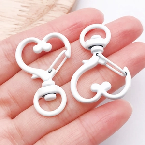 Detailweergave van de witte hartvormige karabijnsluiting voor DIY sleutelhangers